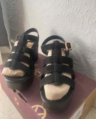Sandalias plataforma negras usadas una vez