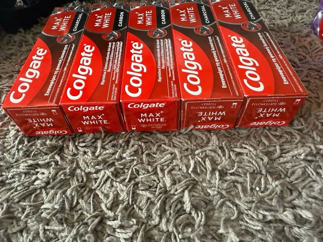 Colgate Max White Charcoal Dentifricio