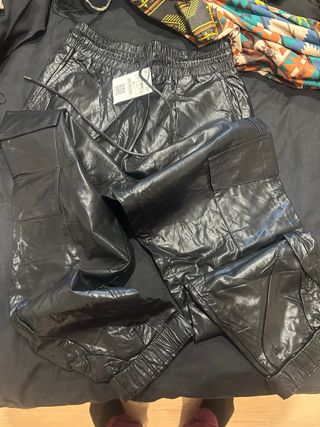 Pantalones cargo efecto piel Stradivarius