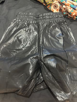 Pantalones cargo efecto piel Stradivarius