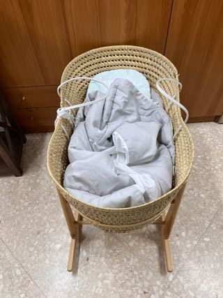 Cuna moisés mimbre con soporte madera