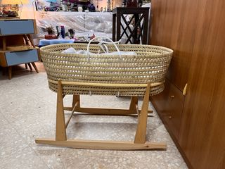 Cuna moisés mimbre con soporte madera