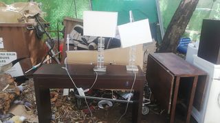 Mesa de madera oscura con lámparas