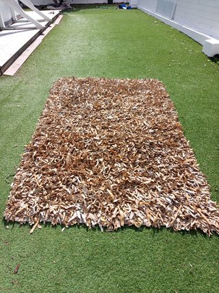 Alfombra de tiras de piel