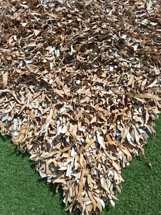 Alfombra de tiras de piel