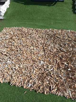 Alfombra de tiras de piel