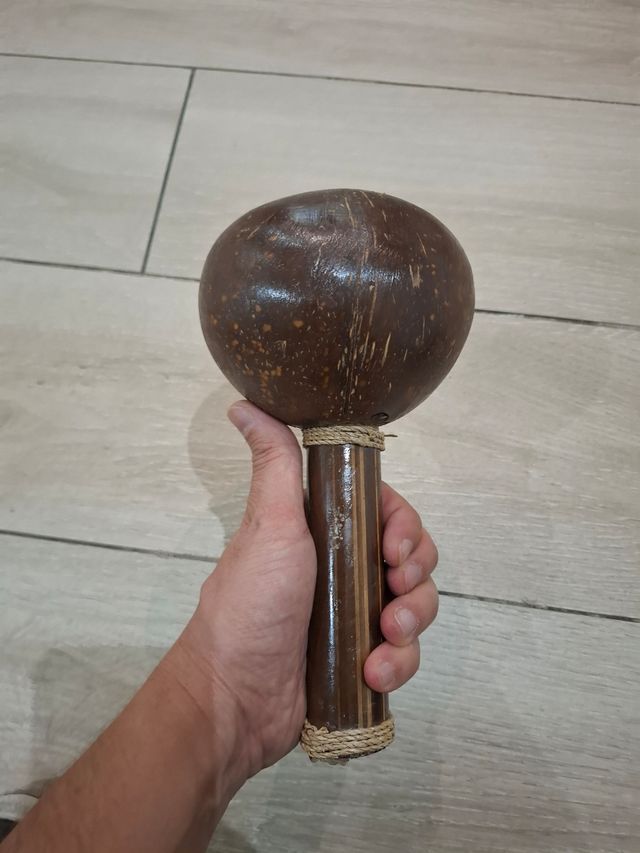 Maraca in cocco e legno