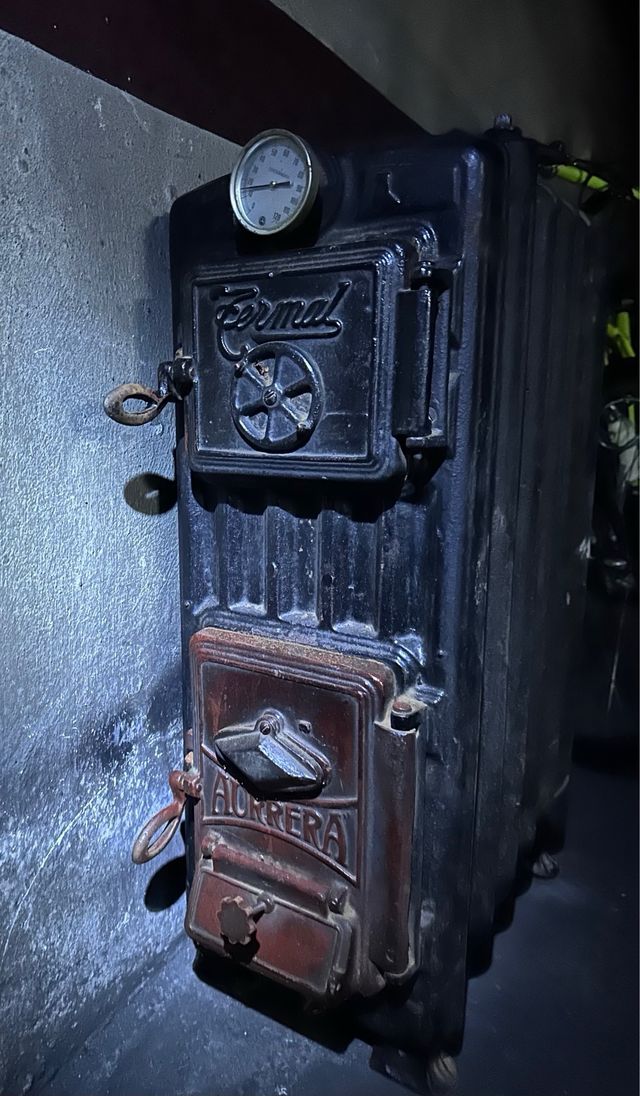 Caldera carbón antigua decorativa