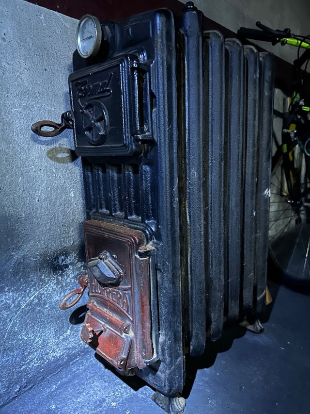 Caldera carbón antigua decorativa