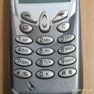 Teléfono móvil LG vintage gris y plateado