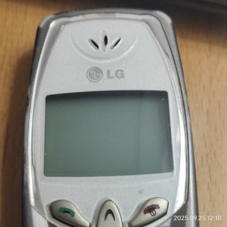 Teléfono móvil LG vintage gris y plateado