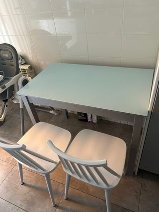 Mesa de cocina y 2 sillas