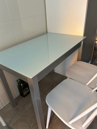 Mesa de cocina y 2 sillas