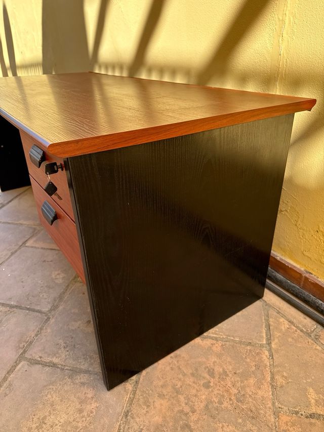 Mesa de oficina/estudio grande con 2 cajones