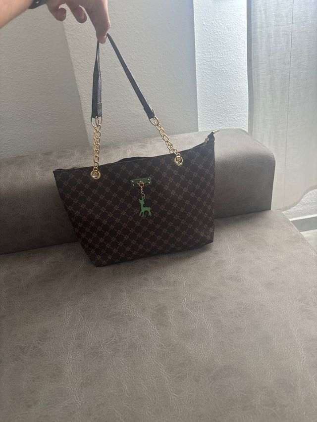 Bolso marrón con estampado y charm de ciervo
