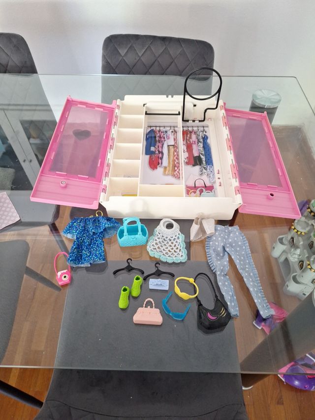 Armario Barbie con Ropa y Accesorios