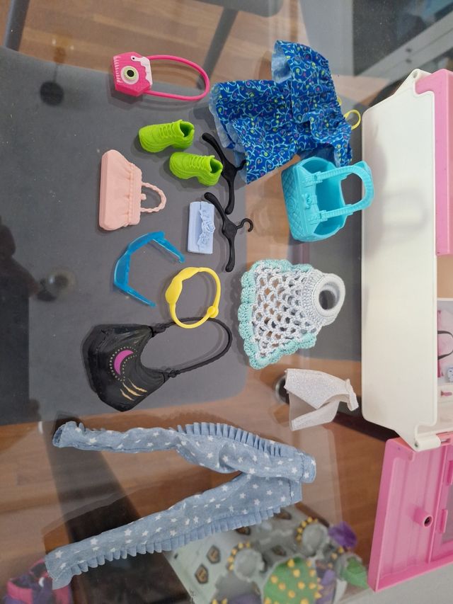 Armario Barbie con Ropa y Accesorios