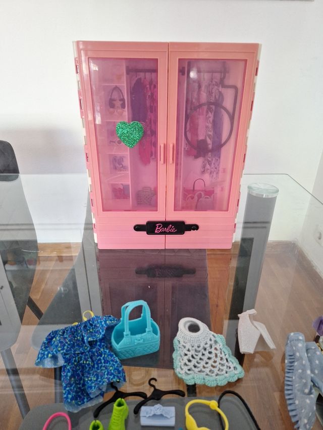 Armario Barbie con Ropa y Accesorios
