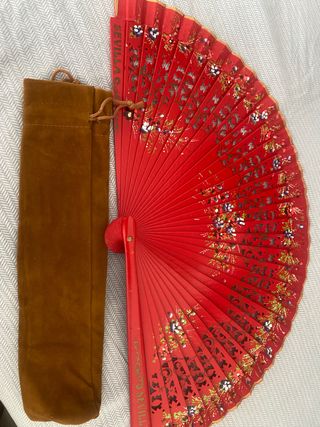 Abanico rojo con funda marrón