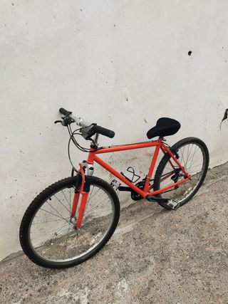 Bicicleta de montaña roja