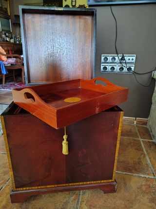 Arcón de madera con bandeja y ruedas