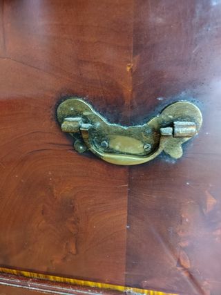 Arcón de madera con bandeja y ruedas