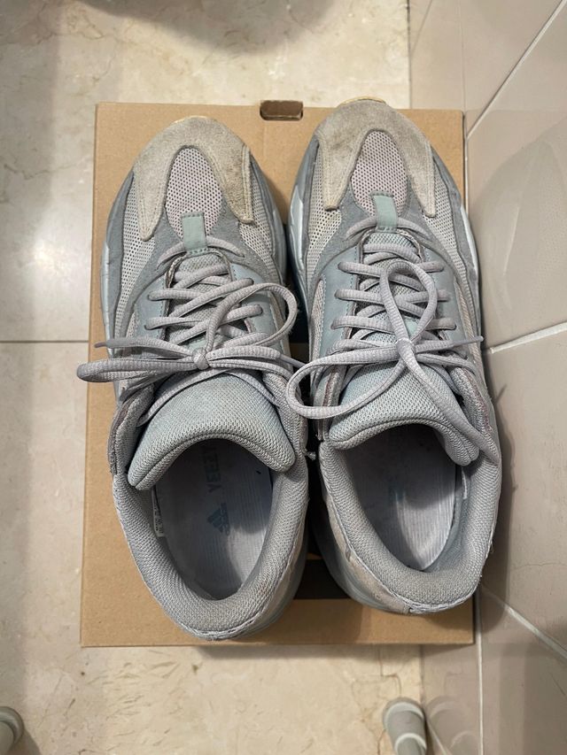 Tênis Adidas Yeezy Boost 700