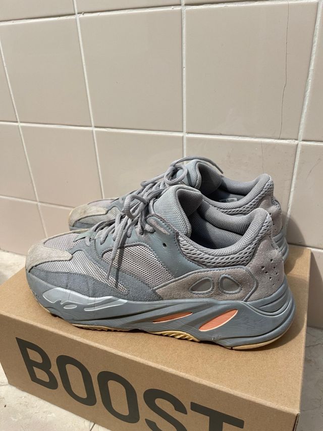 Tênis Adidas Yeezy Boost 700