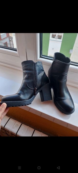 Botines negros con cremallera y tacón