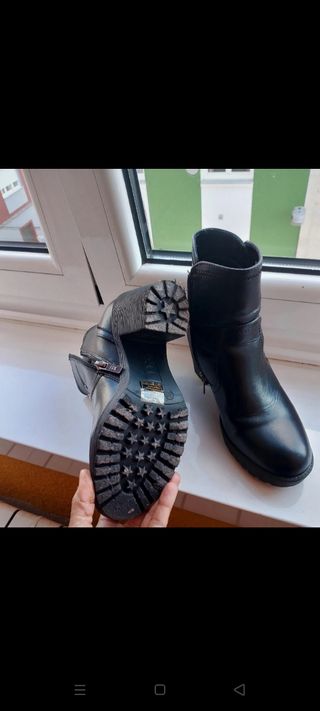 Botines negros con cremallera y tacón