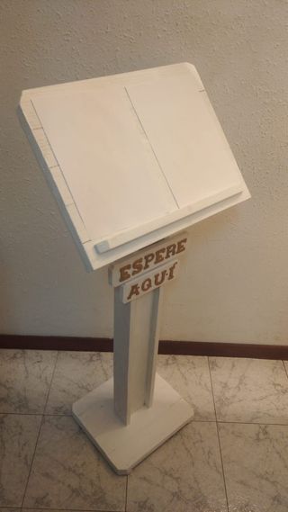 Atril para recepción de clientes ESPERE AQUÍ