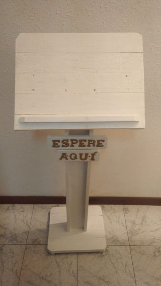 Atril para recepción de clientes ESPERE AQUÍ