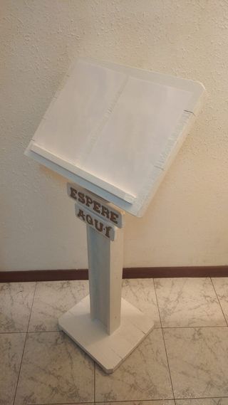 Atril para recepción de clientes ESPERE AQUÍ