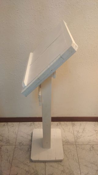 Atril para recepción de clientes ESPERE AQUÍ