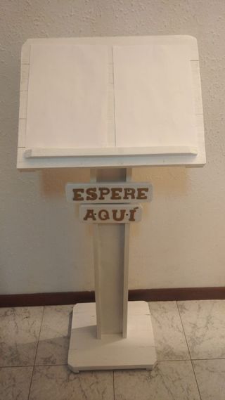 Atril para recepción de clientes ESPERE AQUÍ