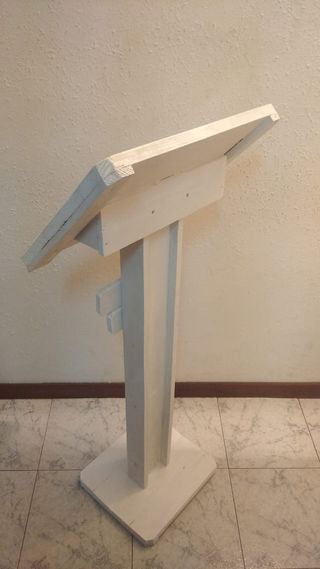 Atril para recepción de clientes ESPERE AQUÍ