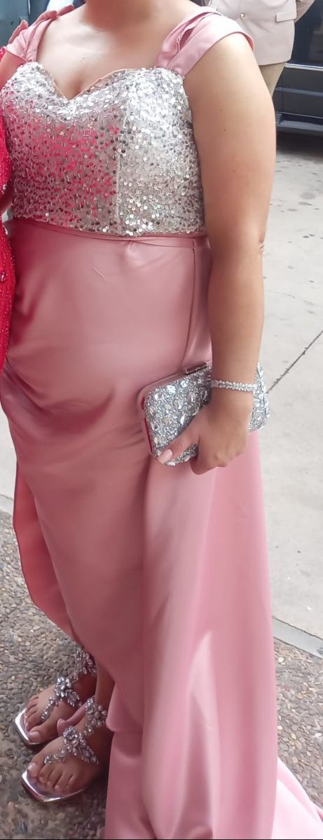 Vestido lentejuelas plateadas y seda rosa