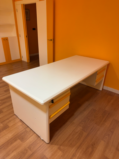 Mesa de oficina madera blanca y amarilla