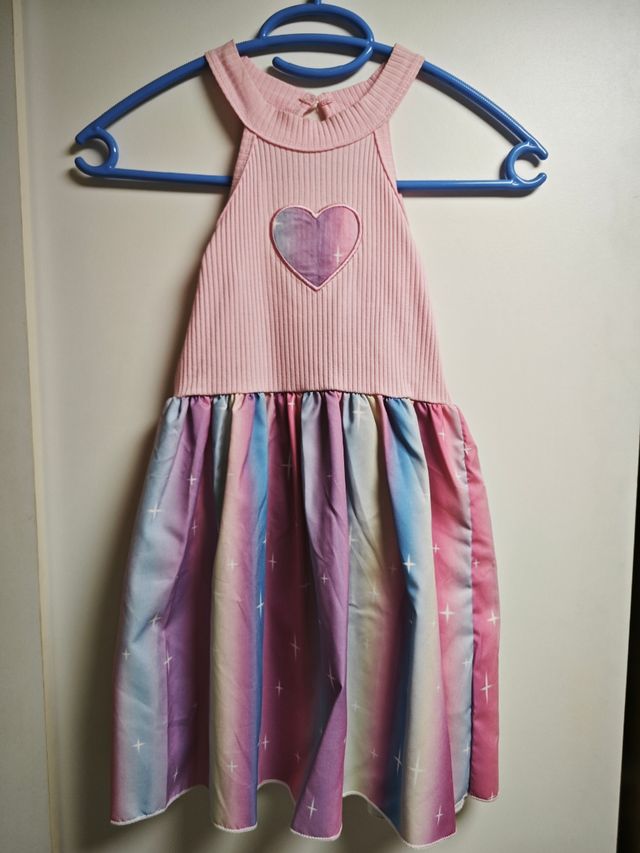 Vestido niña rosa con corazón y falda arcoíris