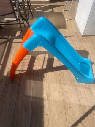 Tobogán infantil de plástico azul y naranja