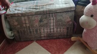 Baúl de madera con estampado infantil