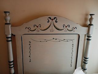 Cabecero antiguo de madera pintado a mano