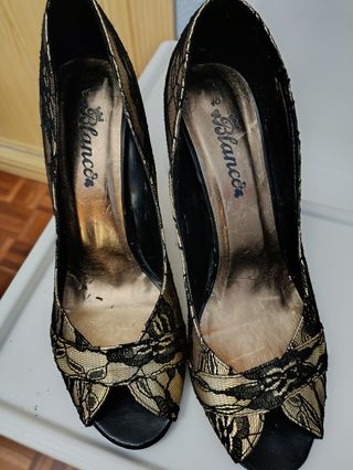 Zapatos de tacón Blanco negros y dorados talla 40