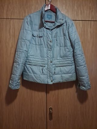 Cazadora de plumas azul.
Negociable 