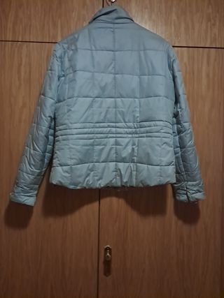 Cazadora de plumas azul.
Negociable 