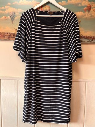 Vestido de rayas blanco y azul marino