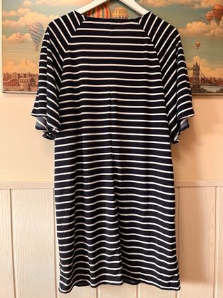 Vestido de rayas blanco y azul marino