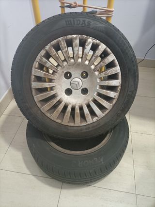 Llanta Citröen C3 con neumático casi nuevo