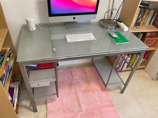 Escritorio de cristal y metal
