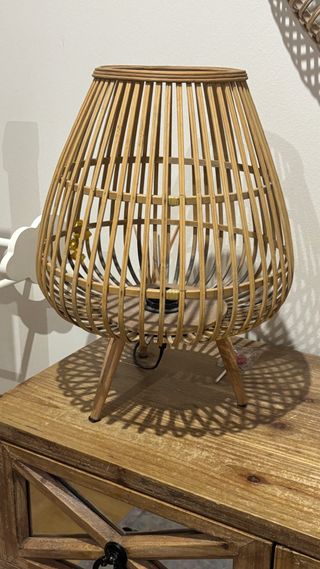 Lámpara de mesa de ratán y madera